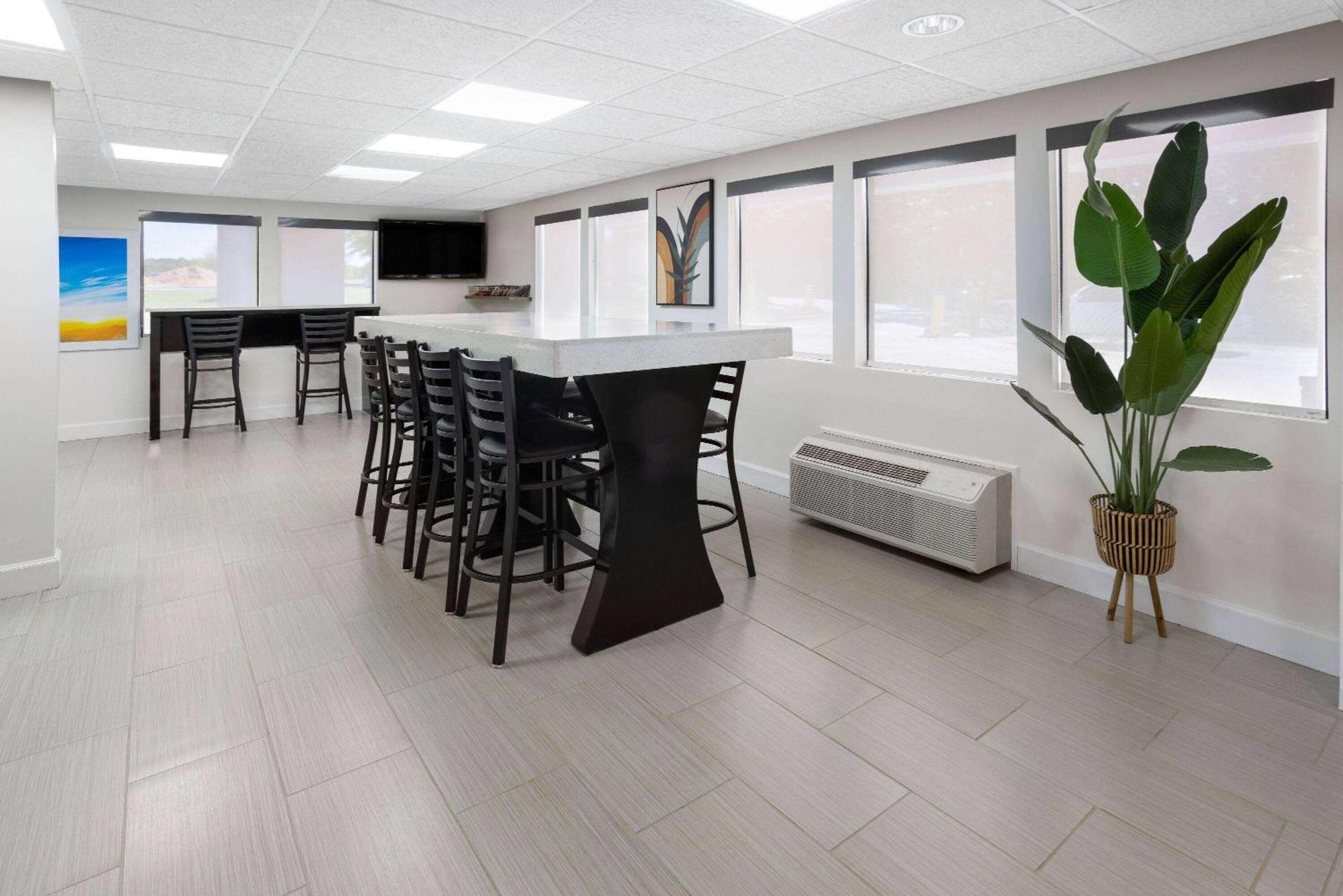 Days Inn By Wyndham Acworth Bagian luar foto