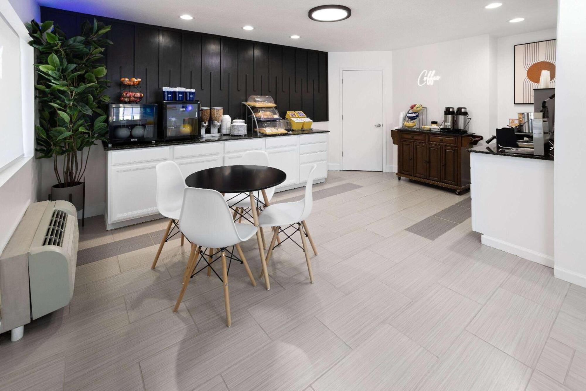 Days Inn By Wyndham Acworth Bagian luar foto
